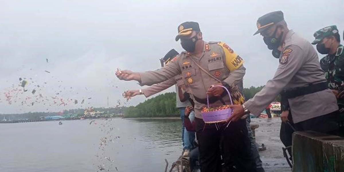 peringati-hut-bhayangkara-ke-75-polres-mimika-tabur-bunga